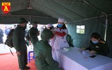 Tân binh đeo khẩu trang, kiểm tra thân nhiệt trong ngày nhập ngũ